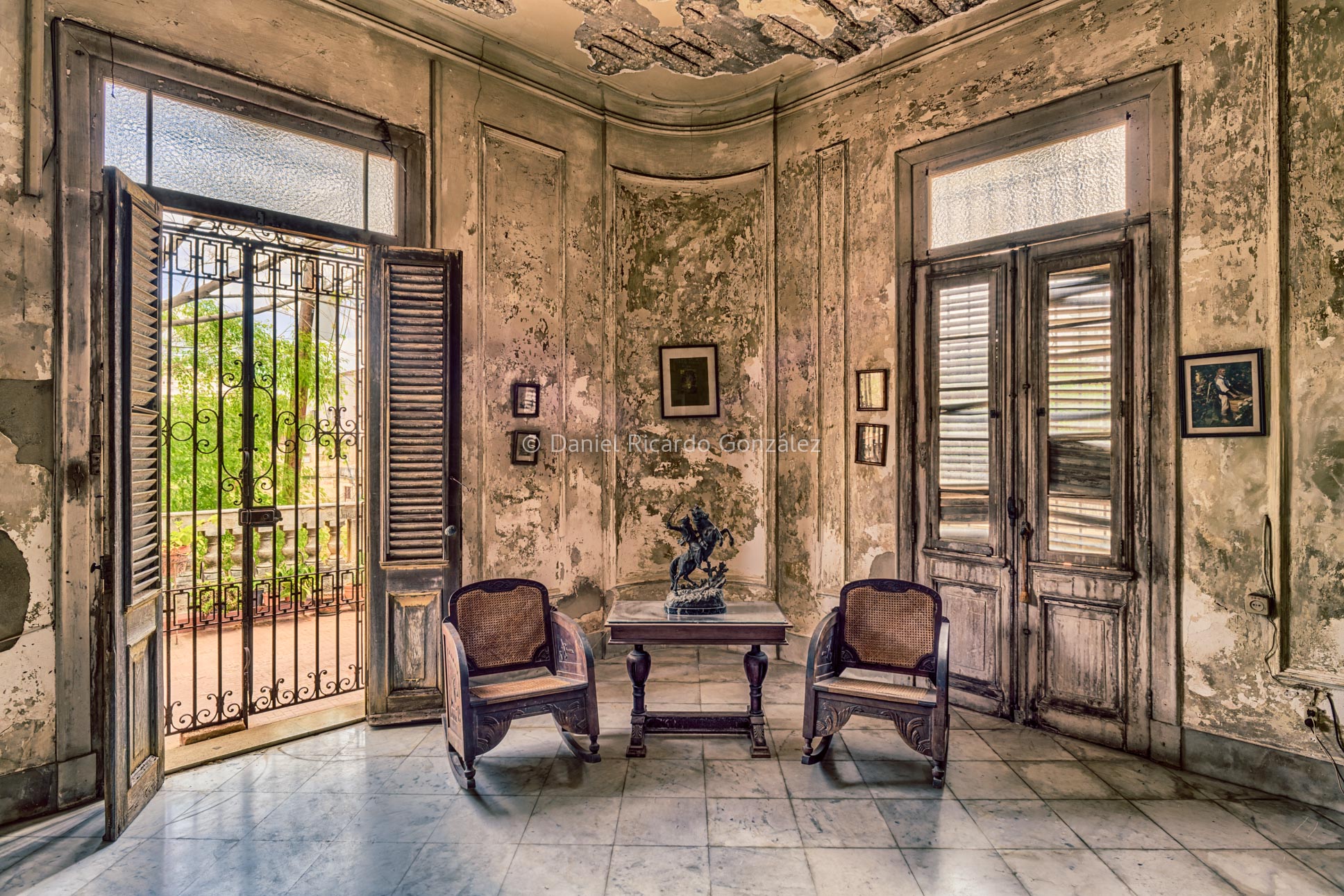 Elegant lounge — Coral Gables Residence
